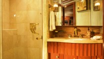 Wheels Twin Stateroom Bath